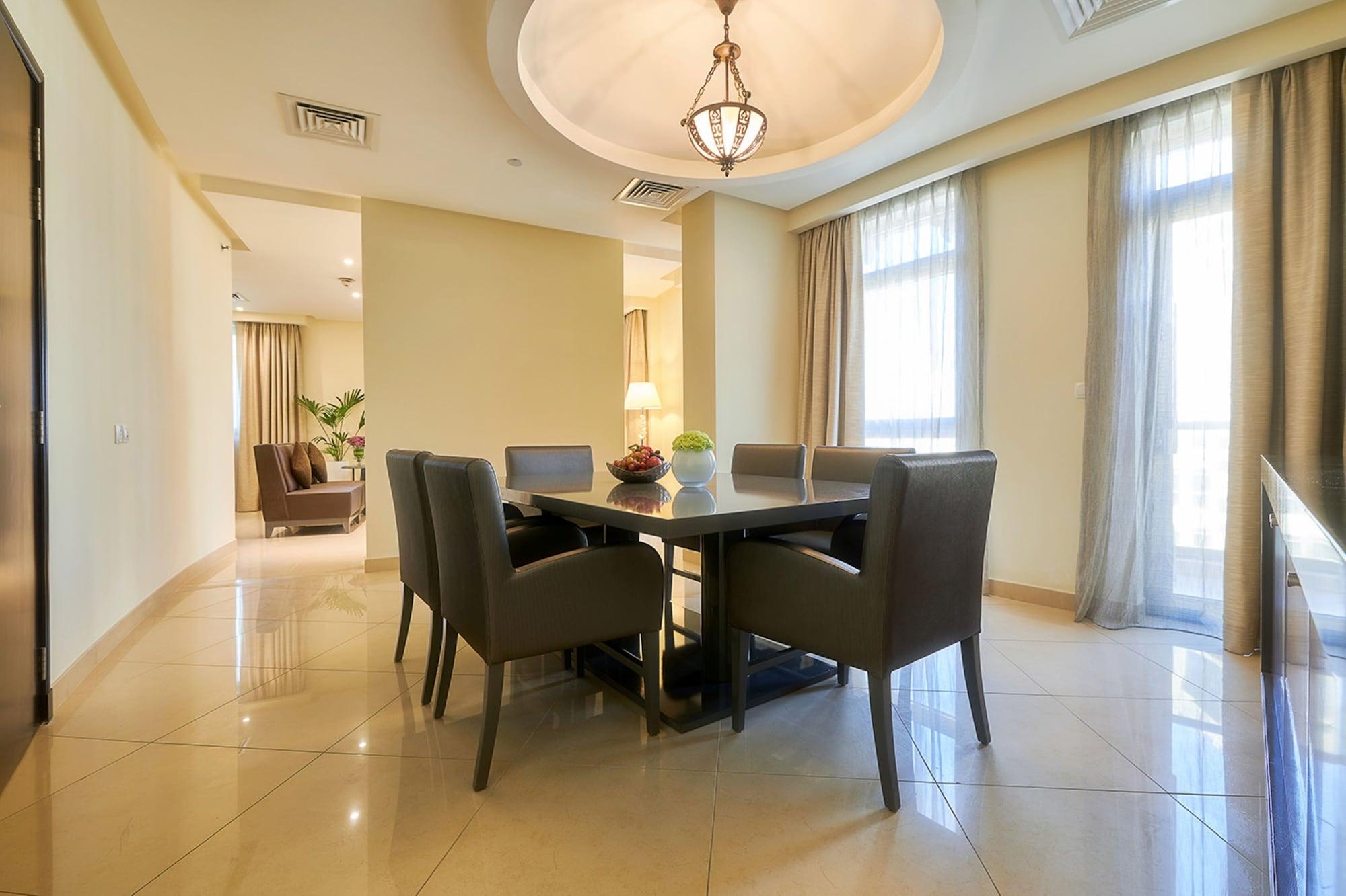 Bahi Ajman Palace Hotel Luaran gambar A dining room
