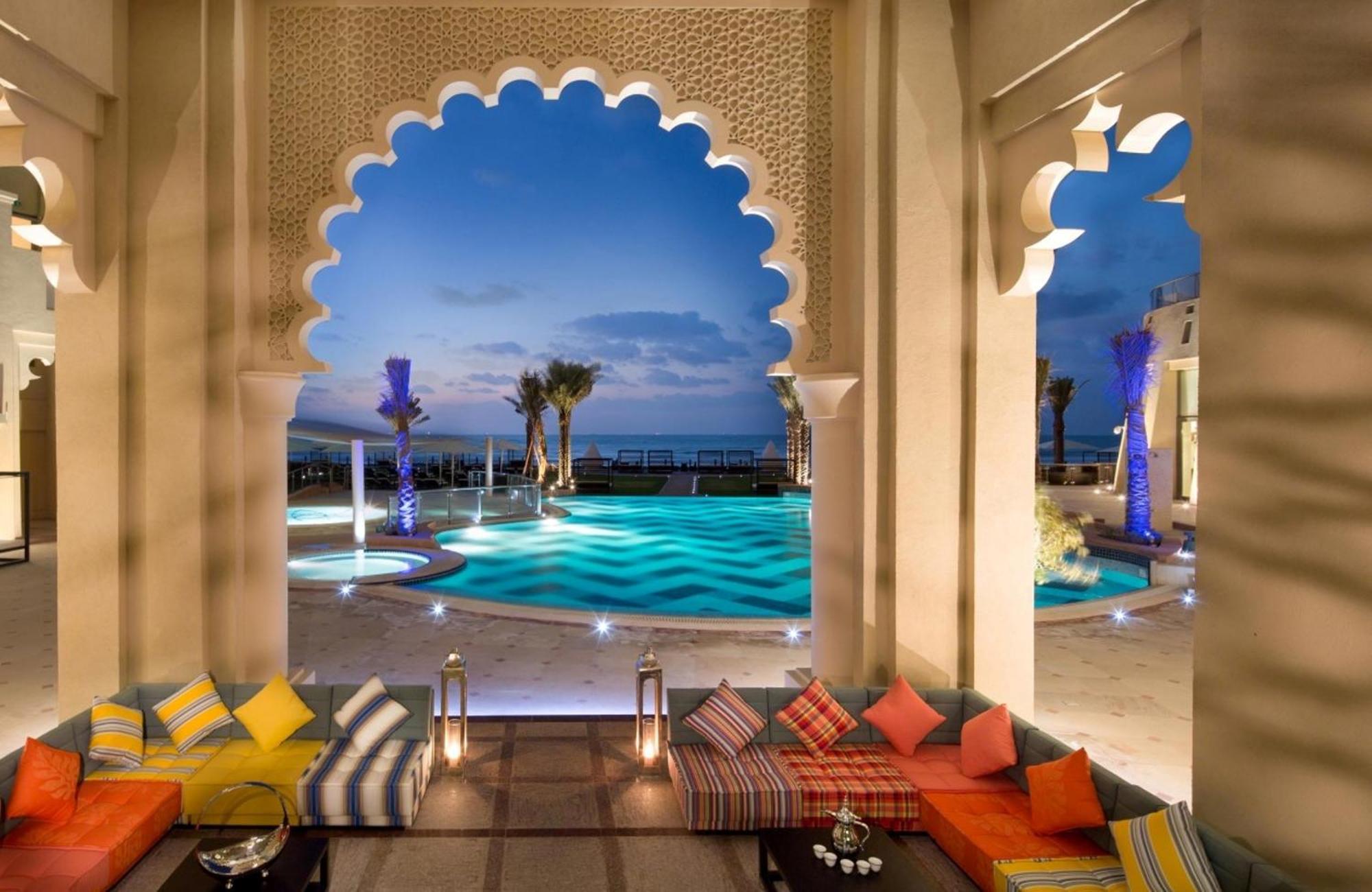 Bahi Ajman Palace Hotel Luaran gambar The pool at the Royal Mirage