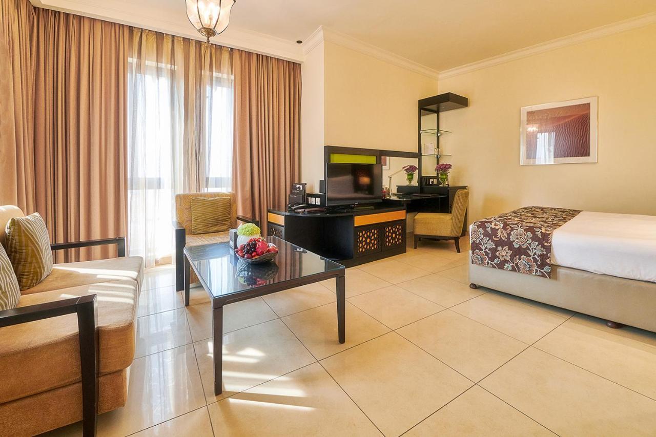 Bahi Ajman Palace Hotel Luaran gambar A room at the hotel