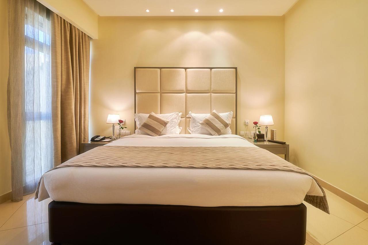 Bahi Ajman Palace Hotel Luaran gambar A bedroom at the hotel