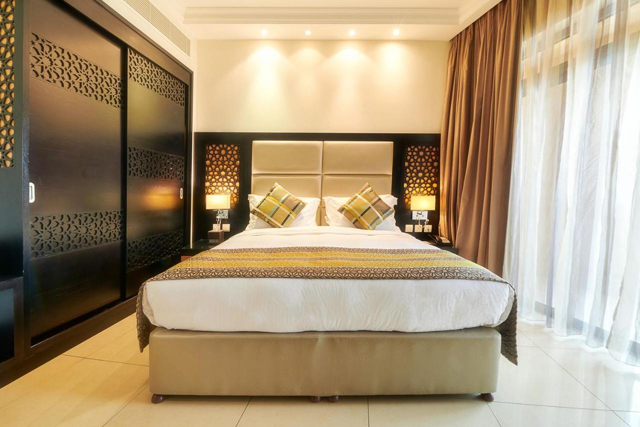 Bahi Ajman Palace Hotel Luaran gambar A bedroom at the hotel