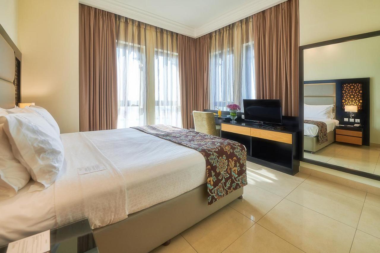Bahi Ajman Palace Hotel Luaran gambar A bedroom at the hotel