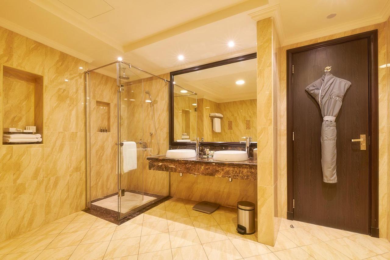 Bahi Ajman Palace Hotel Luaran gambar A bathroom at the Taj Bengal